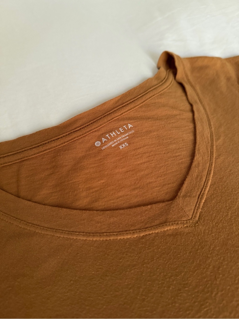 ATHLETA Women's V-Neck Tee (Crop)